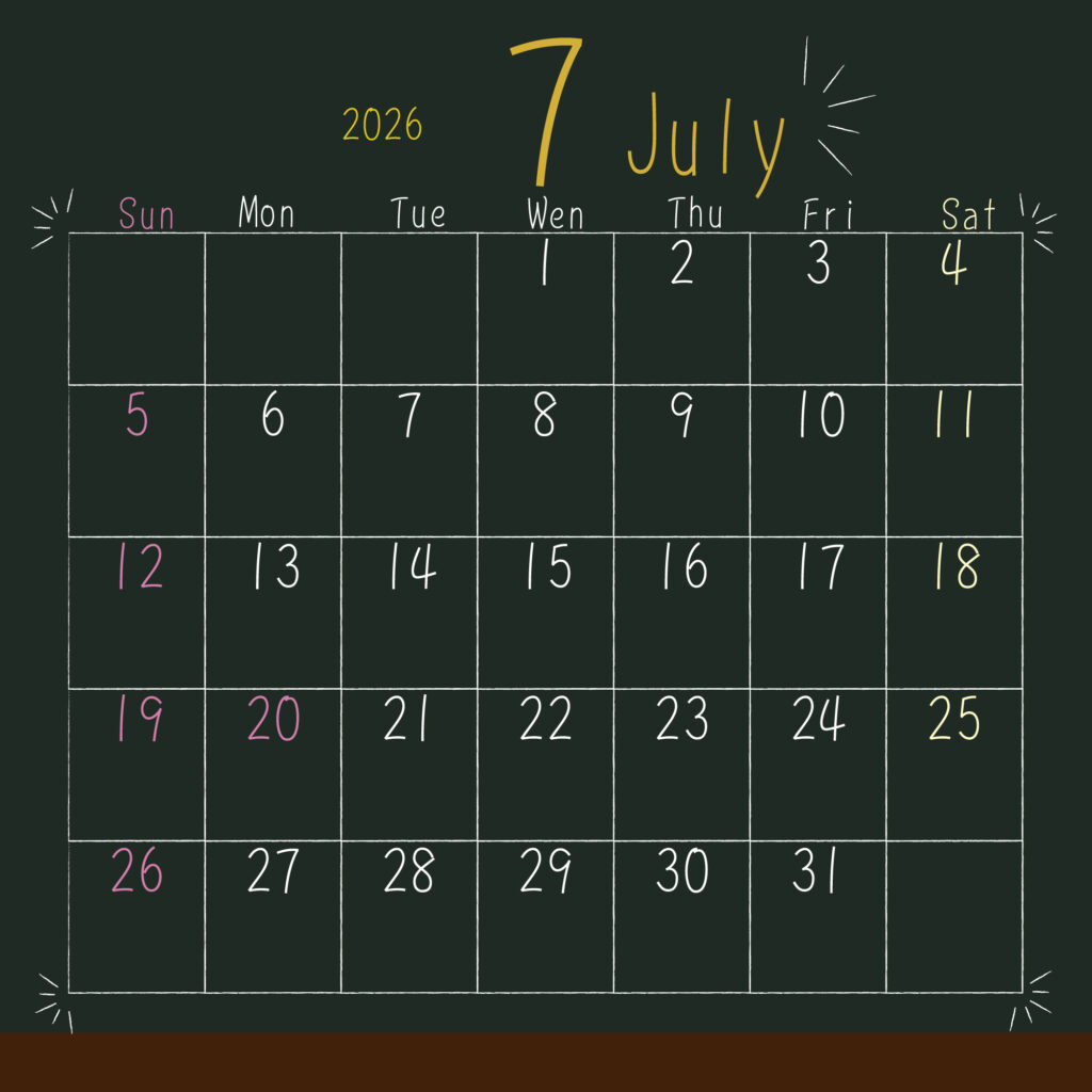 2026年月間黒板風カレンダー　７月
日曜始まりで日曜はピンク、土曜は黄色、平日は白いチョークっぽい色と手書き風のフォントで表示。
年と月数字、月英語表記は上部中央に黄色で強調されている。
サイズ2000×2000PX
JPEG
SNS投稿に背景と一緒に使うことで統一した投稿にできます。