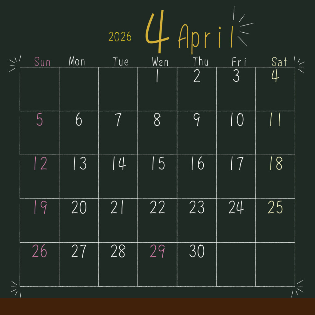 2026年月間黒板風カレンダー　４月
日曜始まりで日曜はピンク、土曜は黄色、平日は白いチョークっぽい色と手書き風のフォントで表示。
年と月数字、月英語表記は上部中央に黄色で強調されている。
サイズ2000×2000PX
JPEG
SNS投稿に背景と一緒に使うことで統一した投稿にできます。