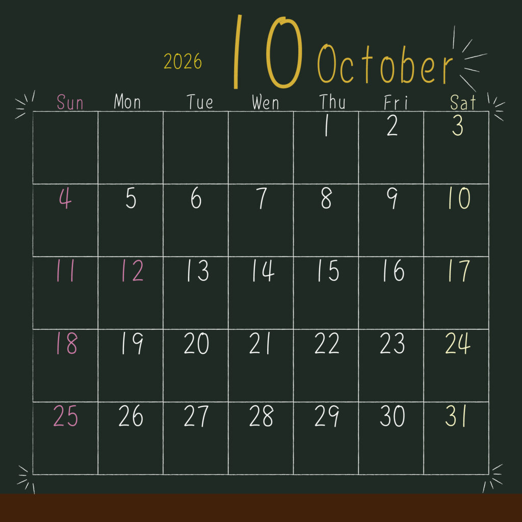 2026年月間黒板風カレンダー　１０月
日曜始まりで日曜はピンク、土曜は黄色、平日は白いチョークっぽい色と手書き風のフォントで表示。
年と月数字、月英語表記は上部中央に黄色で強調されている。
サイズ2000×2000PX
JPEG
SNS投稿に背景と一緒に使うことで統一した投稿にできます。