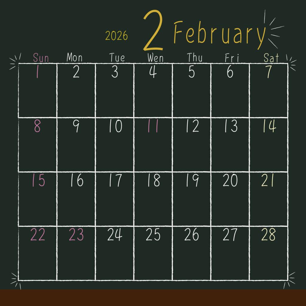 2026年月間黒板風カレンダー　２月
日曜始まりで日曜はピンク、土曜は黄色、平日は白いチョークっぽい色と手書き風のフォントで表示。
年と月数字、月英語表記は上部中央に黄色で強調されている。
サイズ2000×2000PX
JPEG
SNS投稿に背景と一緒に使うことで統一した投稿にできます。