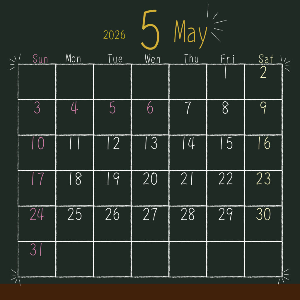 2026年月間黒板風カレンダー　５月
日曜始まりで日曜はピンク、土曜は黄色、平日は白いチョークっぽい色と手書き風のフォントで表示。
年と月数字、月英語表記は上部中央に黄色で強調されている。
サイズ2000×2000PX
JPEG
SNS投稿に背景と一緒に使うことで統一した投稿にできます。
