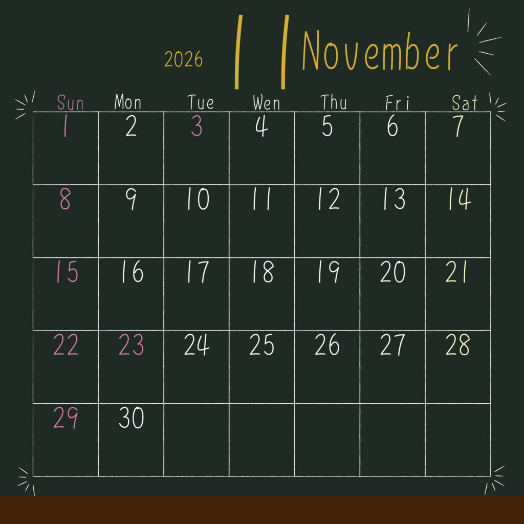 2026年月間黒板風カレンダー　１１月
日曜始まりで日曜はピンク、土曜は黄色、平日は白いチョークっぽい色と手書き風のフォントで表示。
年と月数字、月英語表記は上部中央に黄色で強調されている。
サイズ2000×2000PX
JPEG
SNS投稿に背景と一緒に使うことで統一した投稿にできます。