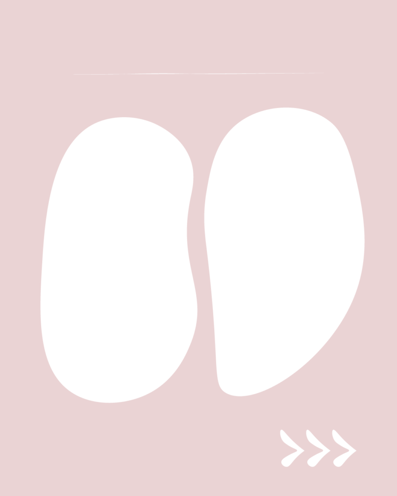 淡いスモーキーピンクの背景の中央に、2つの白い縦長の不定形シェイプが左右に並んで配置されたデザイン。上部には細い白い横線、右下には右を指す3つの白い矢印（>>>）が描かれています。
