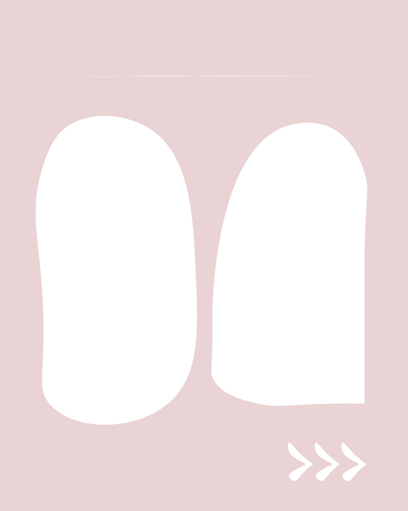 淡いスモーキーピンクの背景の中央に、2つの白い縦長の不定形シェイプが左右に並んで配置されたデザイン。右側のシェイプは左側よりも少し幅が広く、底辺が平らになっています。上部には細い白い横線、右下には右を指す3つの白い矢印（>>>）が描かれています。
