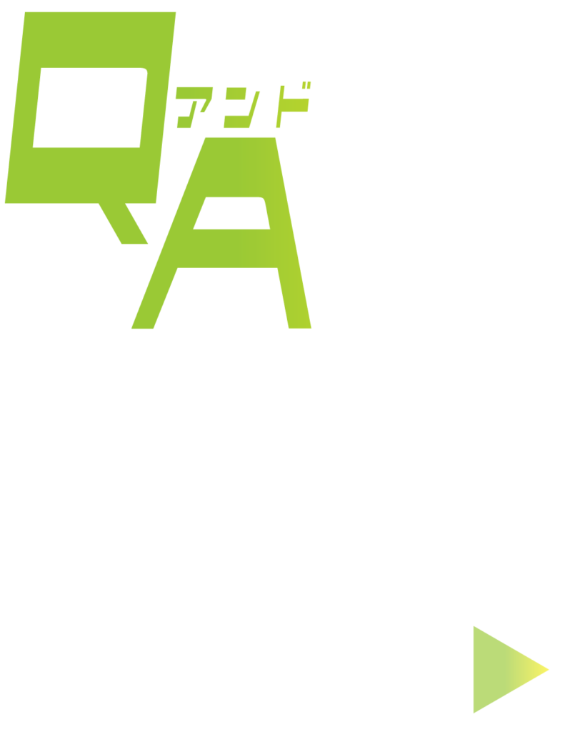 白背景の左上に、黄緑色のドットフォントで「Q」「アンド」「A」を大きく、段差をつけてレイアウトしたデザイン素材。右下にはアクセントの三角アイコンを配置。採用案内の「よくある質問」ページや、疑問を解消するコンテンツに最適な背景素材。

