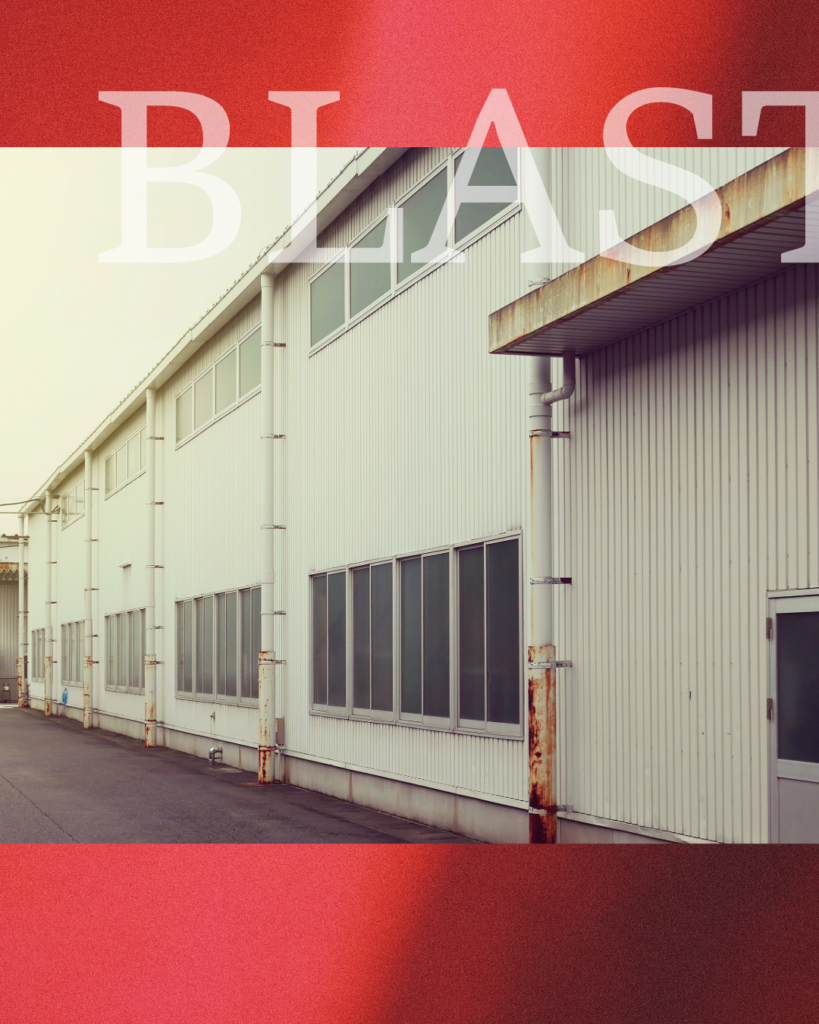 工場の外観写真。上下に赤いグラデーションの帯が敷かれ、上部に透かし文字で「BLAST」という英文字が重なっている画像。
